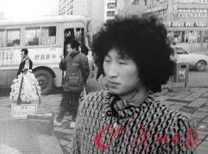 網(wǎng)上流傳的酷似韓國總統(tǒng)李明博年輕時期“男扮女裝”的一張照片。